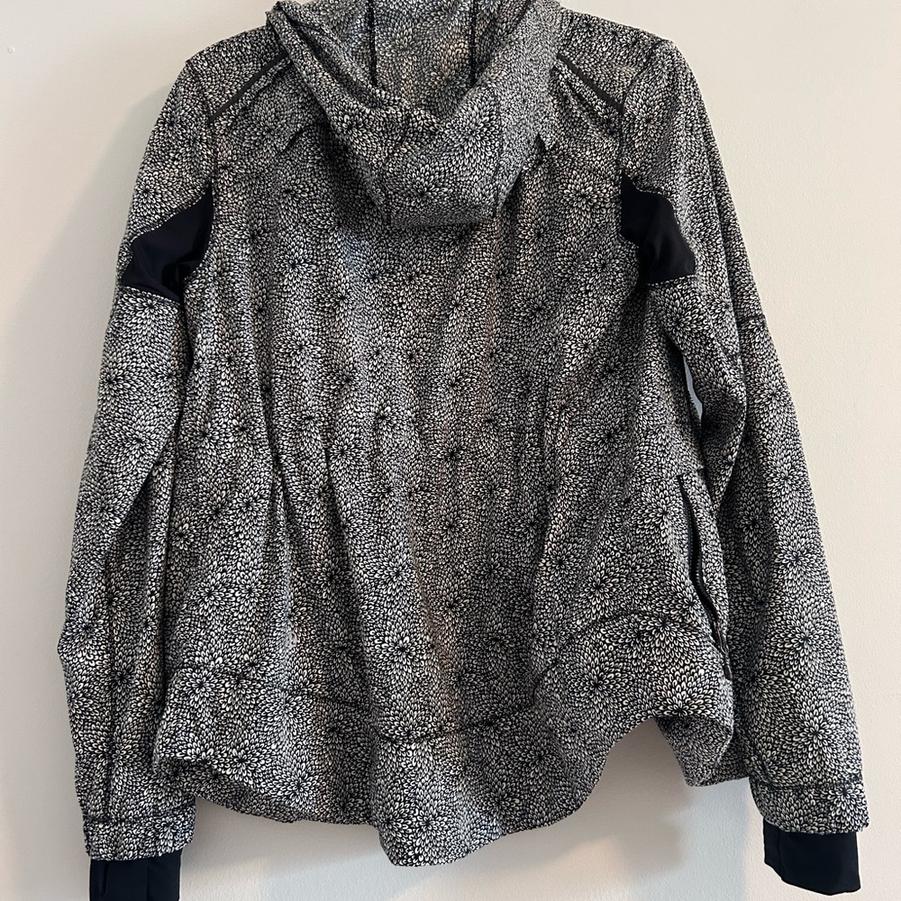 Lululemon Black and White Patterned Wind Breaker lined Jacket - Picture 7 of 10